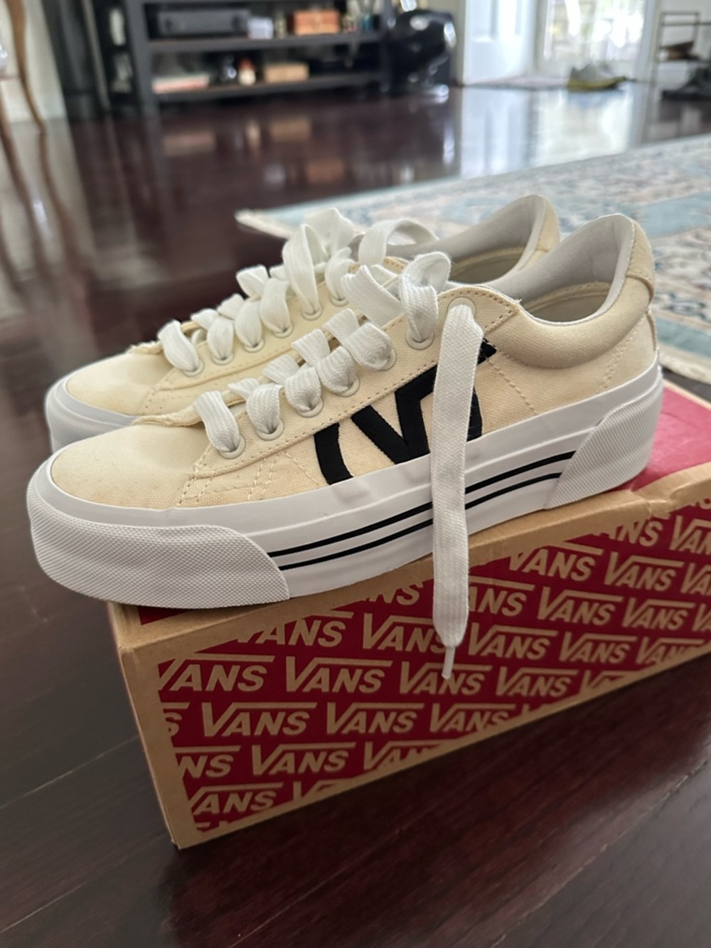 NWT SIZE 8 Women Sneakers in White with Black Accent
